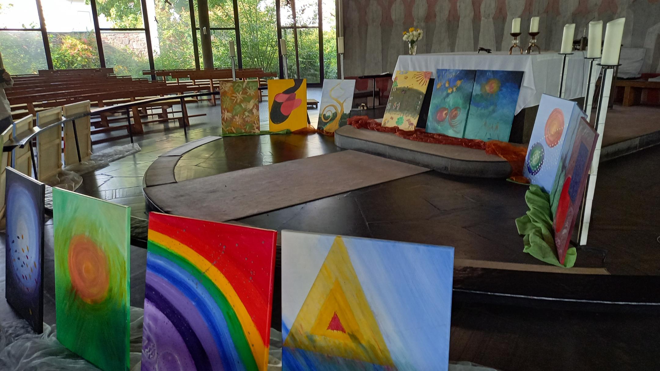 Bunte Bilder im Altarraum von St. Josef in Merzig