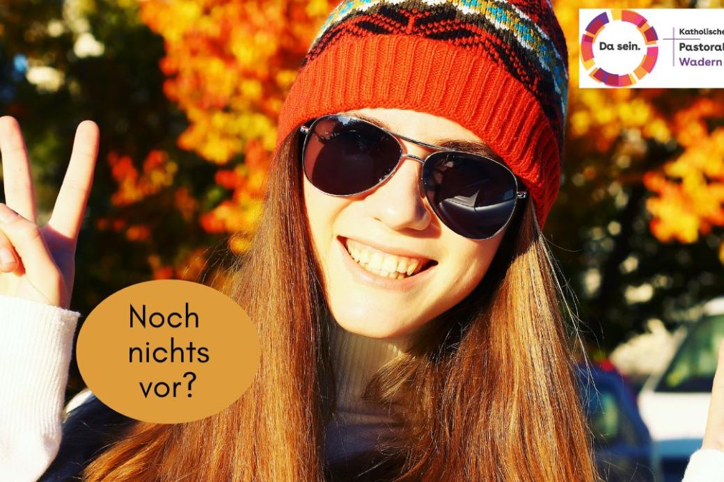 Eine Jugendliche mit Sonnenbrille lacht und macht ein Victory - Zeichen. Eine Aufschrift fragte: Noch nichts vor?
