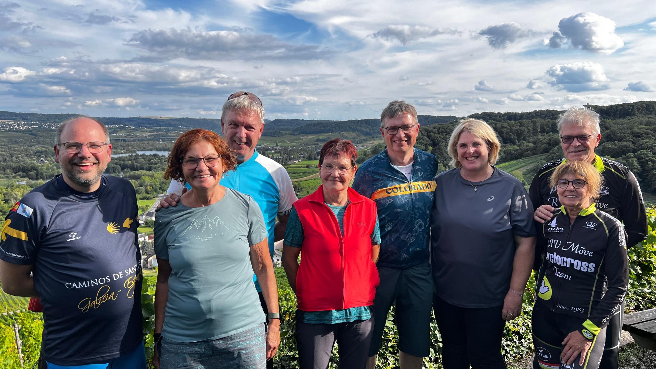 Acht Personen der Fahrradfreizeit 25 lachen in die Kamera